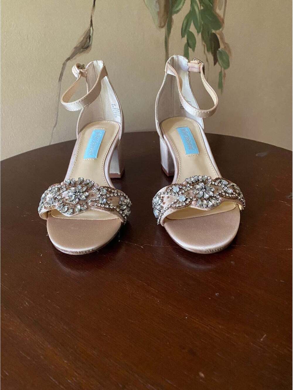 Betsy Johnson Women’s SB-Mel Heeled Sandal Champagne